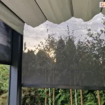 Prześwitujące rolety screen jako ścianki pergoli rzymskiej w prowadnicach na zamontowanych słupkach oraz dach materiałowy