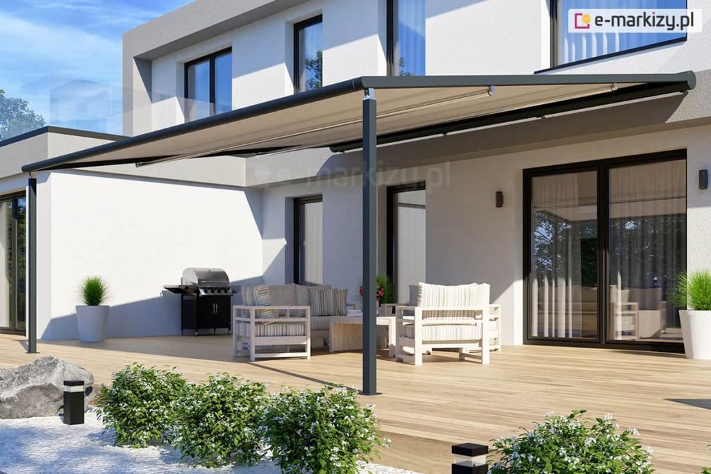 Grafitowa pergola z beżową tkaniną pasuje kolorystycznie do nowoczesnego tarasu