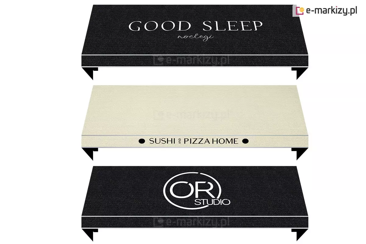 Trzy markizy koszowe trójkątne ustawione jedna nad drugą w pionie. Pierwsza od góry markiza posiada poszycie w kolorze antracytowym oraz biały nadruk reklamowy logo "Good sleep noclegi" wykonane w dwóch różnych krojach czcionek. Pośrodku markiza z białym poszyciem oraz nadrukiem reklamowym umieszczonym na falbanie markizy o treści "Sushi and pizza home". Na dole markiza z poszyciem wykonanym z tkaniny akrylowej w kolorze szarym z dużym, zajmującym całą wysokość markizy nadrukiem logo w kolorze białym. Reklama na markizach to dobry sposób na promocję własnego sklepu lub punktu usługowego.