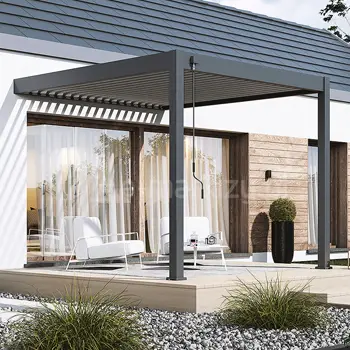 Pergola Marlo z korbą ręczną do obracania lameli zamocowana do budynku na drewnianym tarasie