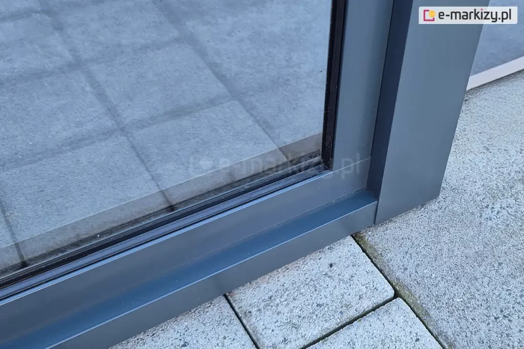 Solidna rama aluminiowa systemu Fest do zabudowy tarasowej, zapewniająca stabilne mocowanie przeszkleń i nowoczesny wygląd eleganckiej ścianki tarasowej