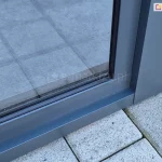 Solidna rama aluminiowa systemu Fest do zabudowy tarasowej, zapewniająca stabilne mocowanie przeszkleń i nowoczesny wygląd eleganckiej ścianki tarasowej