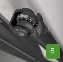 Zbliżenie na techniczny detal konstrukcyjny ramienia markizy wyposażonego w wytrzymały łańcuch Flyera, zapewniający płynną i niezawodną pracę przegubu podczas wysuwania oraz zwijania poszycia, co stanowi istotny element wpływający na trwałość i stabilność całej konstrukcji.