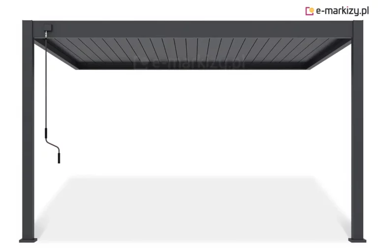 Frontalne ujęcie pojedynczej pergoli Rubio Soft w kolorze matowego antracytu na białym tle. Produkt posiada dwa słupy nośne widoczne na pierwszym planie, połączone szeroką belką górną. Druga strona pergoli mocowana jest do ściany lub innej pionowej powierzchni. Zadaszenie z lamelami w pozycji zamkniętej jest widoczne od spodu, ukazując ich równoległe ułożenie. Po lewej stronie belki frontowej, tuż obok słupa nośnego, zamontowany jest czarny mechanizm korbowy. Całość konstrukcji rzuca subtelny, symetryczny cień na podłoże, podkreślając nowoczesny i prosty design budowli ogrodowej.