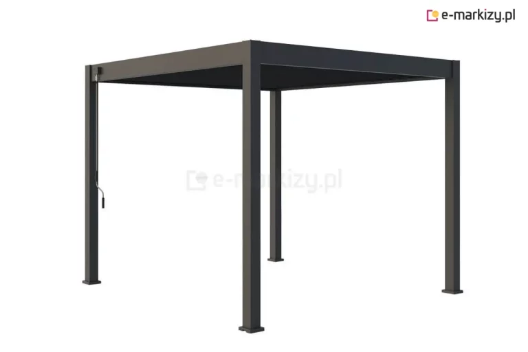 Wizualizacja perspektywiczna wolnostojącej pergoli bioklimatycznej Marlo w kolorze antracytowym, przedstawiona na jasnym, neutralnym tle. Konstrukcja zadaszenia opiera się na czterech pionowych słupach o kwadratowym przekroju, które zwieńczone są solidną ramą dachową. Wnętrze ramy wypełniają ruchome lamele aluminiowe w tym samym ciemnym odcieniu, ustawione w pozycji całkowicie zamkniętej, co tworzy zwartą i nieprzepuszczalną płaszczyznę dachu. Na przednim słupie po lewej stronie zamontowany jest mechanizm sterowania ręcznego w postaci długiej, pionowej korby z czarnym uchwytem. Produkt charakteryzuje się nowoczesnym, minimalistycznym designem, matowym wykończeniem wszystkich elementów oraz stabilnymi stopami montażowymi przy podstawie słupów.