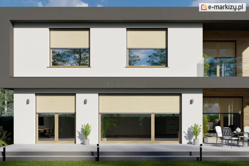 Jasna elewacja nowoczesnego domu z czterema dużymi przeszkleniami na pierwszym planie oraz dwoma drzwiami tarasowymi w głębi elewacji po prawej stronie, z których każde wyposażone zostało w zewnętrzne, elektryczne refleksole w wersji screen. Rolety mają jasny, pastelowy odcień i osłaniają wnętrza przed słońcem, zapewniając jednocześnie widoczność na zewnątrz. Zamontowane są w prostych, aluminiowych kasetach, co nadaje całości minimalistycznego charakteru. Pod dolnymi oknami rozciąga się taras z donicami i roślinami, a na skraju widoczna jest strefa wypoczynkowa z krzesłami i stołem. Całość prezentuje estetyczne połączenie funkcjonalności i designu.