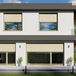 Jasna elewacja nowoczesnego domu z czterema dużymi przeszkleniami na pierwszym planie oraz dwoma drzwiami tarasowymi w głębi elewacji po prawej stronie, z których każde wyposażone zostało w zewnętrzne, elektryczne refleksole w wersji screen. Rolety mają jasny, pastelowy odcień i osłaniają wnętrza przed słońcem, zapewniając jednocześnie widoczność na zewnątrz. Zamontowane są w prostych, aluminiowych kasetach, co nadaje całości minimalistycznego charakteru. Pod dolnymi oknami rozciąga się taras z donicami i roślinami, a na skraju widoczna jest strefa wypoczynkowa z krzesłami i stołem. Całość prezentuje estetyczne połączenie funkcjonalności i designu.