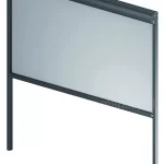 Trójwymiarowa wizualizacja techniczna przedstawiająca zewnętrzną osłonę przeciwsłoneczną refleksol 90 Selt w kolorze antracytowym na jednolitym białym tle. System składa się z aluminiowej kasety o charakterystycznym, zaokrąglonym profilu zamontowanej na szczycie konstrukcji, w której ukryty jest mechanizm nawojowy. Z kasety wyprowadzona jest gładka tkanina techniczna w kolorze jasnoszarym, która jest częściowo rozwinięta i napięta pomiędzy dwiema pionowymi prowadnicami bocznymi o prostokątnym przekroju. Dolna krawędź materiału wykończona jest poziomą listwą obciążającą, która porusza się wzdłuż prowadnic, zapewniając stabilność osłony. Cała konstrukcja ukazana jest pod kątem, co pozwala na dokładne przyjrzenie się budowie bocznego dekla kasety z widocznymi śrubami montażowymi oraz precyzyjnemu spasowaniu elementów konstrukcyjnych. Produkt charakteryzuje się nowoczesnym, minimalistycznym designem i solidnym wykonaniem, typowym dla profesjonalnych systemów przeciwsłonecznych montowanych na elewacjach budynków lub wnękach okiennych.