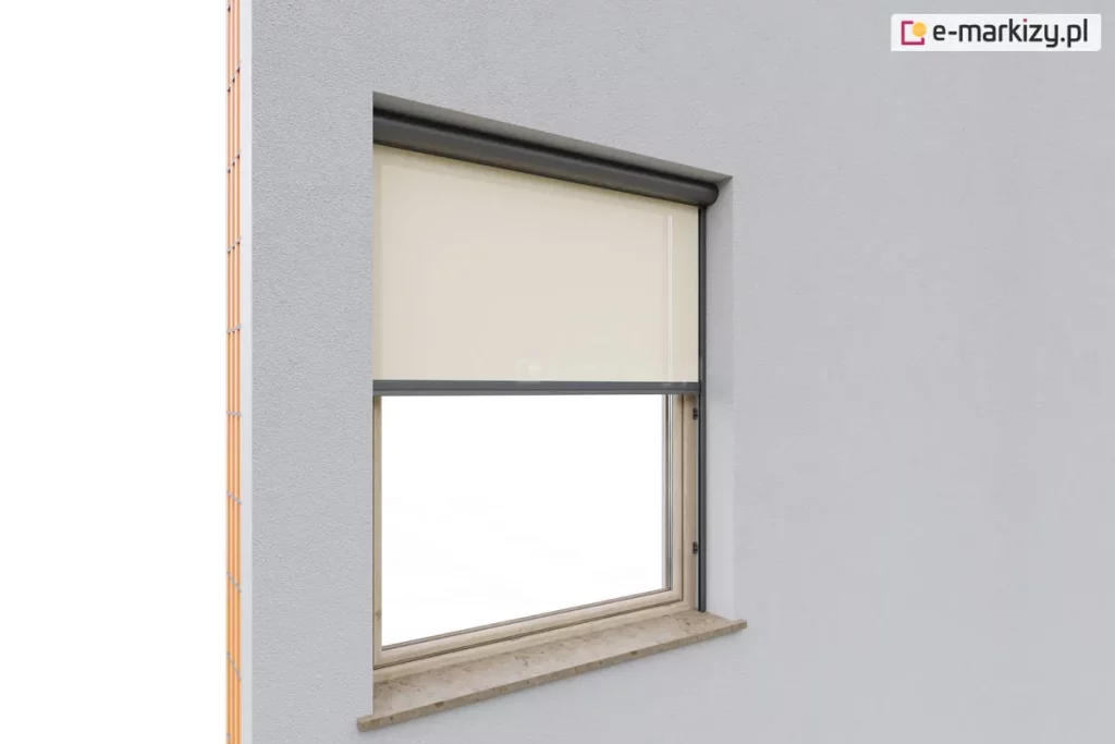 Refleksol 90 Selt sposoby montażu do ramy okna na uchwytach. Kaseta i prowadnice w kolorze antracytowym kontrastują z tkaniną screenową w jasnym kolorze na pojedynczym oknie w elewacji wykończonej szarym tynkiem. Tkanina screenowa, wykonana z materiału o drobnym splocie, została rozwinięta do połowy wysokości okna, co pozwala na kontrolę nasłonecznienia bez całkowitego ograniczenia widoku na zewnątrz. Dolna belka rolety jest dopasowana kolorystycznie do prowadnic bocznych i utrzymuje materiał w napięciu, zapewniając równomierną odległość materiału od ramy okiennej. Okno osadzone jest w elewacji z wyraźnie widocznym, naturalnym parapetem z kamienia. Po lewej stronie kadru dostrzec można fragment odsłoniętej ściany z pustaków ceramicznych, co sugeruje, że zdjęcie wykonano podczas prac montażowych lub testowych. Refleksol prezentuje się jako praktyczne i estetyczne rozwiązanie, które podnosi komfort cieplny i wizualny budynku.