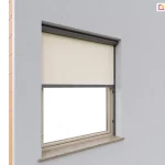 Refleksol 90 Selt sposoby montażu do ramy okna na uchwytach. Kaseta i prowadnice w kolorze antracytowym kontrastują z tkaniną screenową w jasnym kolorze na pojedynczym oknie w elewacji wykończonej szarym tynkiem. Tkanina screenowa, wykonana z materiału o drobnym splocie, została rozwinięta do połowy wysokości okna, co pozwala na kontrolę nasłonecznienia bez całkowitego ograniczenia widoku na zewnątrz. Dolna belka rolety jest dopasowana kolorystycznie do prowadnic bocznych i utrzymuje materiał w napięciu, zapewniając równomierną odległość materiału od ramy okiennej. Okno osadzone jest w elewacji z wyraźnie widocznym, naturalnym parapetem z kamienia. Po lewej stronie kadru dostrzec można fragment odsłoniętej ściany z pustaków ceramicznych, co sugeruje, że zdjęcie wykonano podczas prac montażowych lub testowych. Refleksol prezentuje się jako praktyczne i estetyczne rozwiązanie, które podnosi komfort cieplny i wizualny budynku.