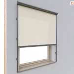 Zbliżenie na elewację budynku w jasnoszarym kolorze, z zamontowaną na oknie o drewnianej ramie zewnętrzną osłoną typu Refleksol 90 Selt z tkaniną screen. Roleta z jasną, beżową tkaniną przeciwsłoneczną została częściowo rozwinięta i przysłania górną część okna osadzonego w szarej elewacji. Zastosowano prowadnice boczne, zamocowane do ściany poza wnęką okienną, które stabilizują tkaninę i zapewniają odporność na wiatr, a całość zamknięta jest w estetycznej kasecie o zaokrąglonym profilu, umieszczonej w górnej części nad wnęką okienną. Rama prowadnic oraz kaseta mają grafitowy kolor, co kontrastuje z jasną powierzchnią elewacji i podkreśla nowoczesny charakter rozwiązania. Osłona Refleksol pełni tutaj funkcję ochrony przeciwsłonecznej, a jej subtelny wygląd sprawia, że integruje się wizualnie z bryłą budynku.