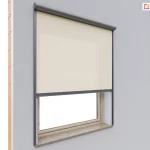 Obraz przedstawia montaż zewnętrznej rolety Refleksol 90 Selt z tkaniną screenową w jasnym kolorze na pojedynczym oknie w elewacji wykończonej szarym tynkiem. Osłona znajduje się w wąskiej kasecie aluminiowej w kolorze grafitowym, która nadaje całości nowoczesny i elegancki wygląd. Tkanina screenowa, wykonana z materiału o drobnym splocie, została rozwinięta do połowy wysokości okna, co pozwala na kontrolę nasłonecznienia bez całkowitego ograniczenia widoku na zewnątrz. Dolna belka rolety jest dopasowana kolorystycznie do prowadnic bocznych i utrzymuje materiał w napięciu, dzięki jej prowadzeniu w bocznych prowadnicach, zamocowanych bezpośrednio do ściany elewacji poza wnęką okienną.