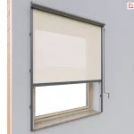 Nowoczesna osłona okna - Refleksol 90 Selt zamontowany nad niewielkim oknem z parapetem z kamienia naturalnego, osadzonym w ścianie w kolorze jasnoszarym. Osłona wykonana z półprzezroczystej tkaniny o ciepłym, piaskowym odcieniu została częściowo rozwinięta – zasłania górną połowę przeszklenia, pozostawiając dolną część odsłoniętą. Tkanina prowadzona jest przez belkę dolna osadzona w prowadnicach bocznych, przykręconych do ściany elewacji poza wnęka okienną za pomocą uchwytów, co zabezpiecza ją przed falowaniem i pozwala utrzymać jej napięcie. Górna kaseta, o łagodnie zaokrąglonym kształcie, została zaprojektowana z myślą o dyskretnej estetyce oraz funkcjonalności – chroni mechanizm rolety przed wpływem warunków atmosferycznych. Z prawej strony kasety widoczna korba do ręcznego zwijania i rozwijania osłony.