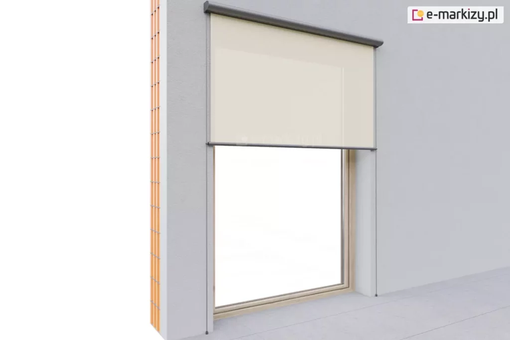 Fragment elewacji budynku widocznej w przekroju z ukazaniem warstwy cegiel oraz tynku, z zamontowaną na dużym oknie o drewnianej ramie zewnętrzną osłoną Refleksol 90 Selt. Roleta z jasną, beżową tkaniną przeciwsłoneczną została częściowo rozwinięta i przysłania górną część okna osadzonego w szarej elewacji. Zastosowano prowadnice boczne linkowe, przymocowane za pomocą napinaczy do podłogi, które stabilizują tkaninę. Całość zamknięta jest w estetycznej kasecie o zaokrąglonym profilu, umieszczonej w górnej części nad wnęką okienną.