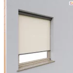 Przekrój pokazujący lewację budynku w trakcie wykańczania, z zamontowaną zewnętrzną osłoną typu Refleksol 90 Selt. Roleta z jasną, beżową tkaniną przeciwsłoneczną została częściowo rozwinięta i przysłania górną część okna osadzonego w szarej elewacji. Zastosowano prowadnice boczne linkowe, mocowane do ramy okna, które stabilizują tkaninę, a całość zamknięta jest w estetycznej kasecie o zaokrąglonym profilu, umieszczonej w górnej części nad wnęką okienną. Kaseta ma grafitowy kolor, co kontrastuje z jasną powierzchnią elewacji i podkreśla nowoczesny charakter rozwiązania. Osłona Refleksol pełni tutaj funkcję ochrony przeciwsłonecznej, a jej subtelny wygląd sprawia, że integruje się wizualnie z bryłą budynku.