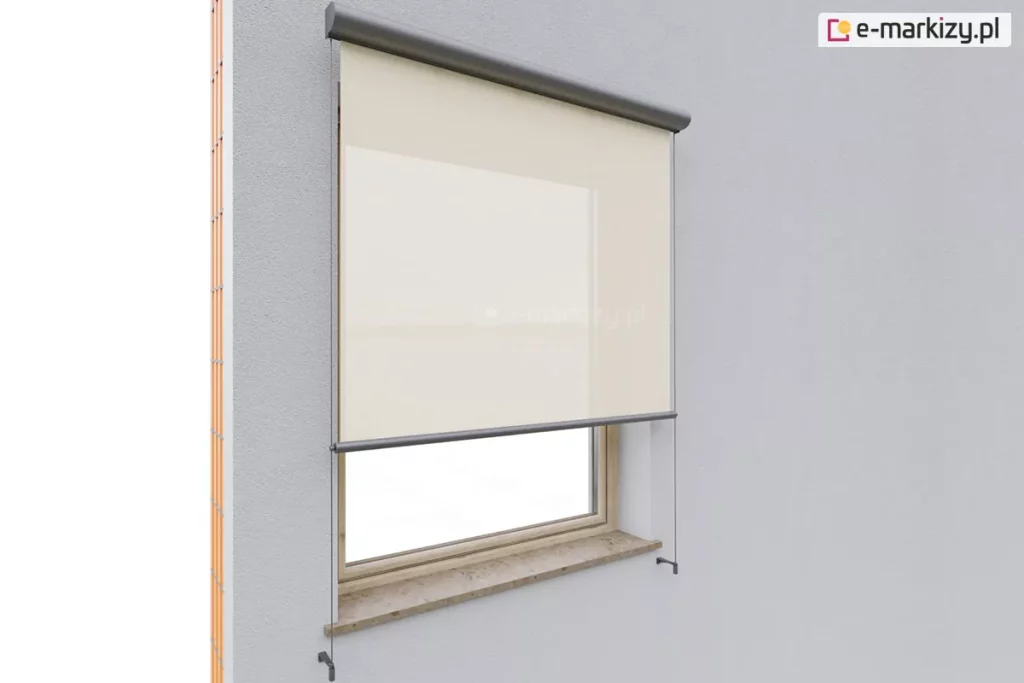 Montaż Refleksola 90 Selt z tkaniną screenową w jasnym kolorze na pojedynczym oknie w elewacji wykończonej szarym tynkiem. Osłona znajduje się w wąskiej kasecie aluminiowej w kolorze grafitowym, która nadaje całości nowoczesny i elegancki wygląd. Tkanina screenowa, wykonana z materiału o drobnym splocie, została rozwinięta do połowy wysokości okna, co pozwala na kontrolę nasłonecznienia bez całkowitego ograniczenia widoku na zewnątrz. Dolna belka rolety jest dopasowana kolorystycznie do kasety i utrzymuje materiał w napięciu, dzięki prowadnicom bocznym linkowym, przymocowanym na wysięgnikach do ściany poza wnęka okienną. Okno osadzone jest w elewacji z wyraźnie widocznym, naturalnym parapetem z kamienia. Refleksol prezentuje się jako praktyczne i estetyczne rozwiązanie, które podnosi komfort cieplny i wizualny budynku.
