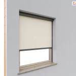 Nowoczesny refleksol 90 Selt zamontowany nad niewielkim oknem z parapetem z kamienia naturalnego, osadzonym w ścianie w kolorze jasnoszarym. Osłona wykonana z półprzezroczystej tkaniny screen o ciepłym, piaskowym odcieniu została częściowo rozwinięta – zasłania górną połowę przeszklenia, pozostawiając dolną część odsłoniętą. Refleksole są prowadzone po szynach bocznych, przymocowanych do ramy okna, co zabezpiecza tkaninę przed falowaniem i pozwala utrzymać jej napięcie. Górna kaseta, o łagodnie zaokrąglonym kształcie, została zaprojektowana z myślą o dyskretnej estetyce oraz funkcjonalności – chroni mechanizm rolety przed wpływem warunków atmosferycznych. Całość stanowi przykład integracji nowoczesnych rozwiązań przeciwsłonecznych w projekcie architektonicznym o minimalistycznej formie.