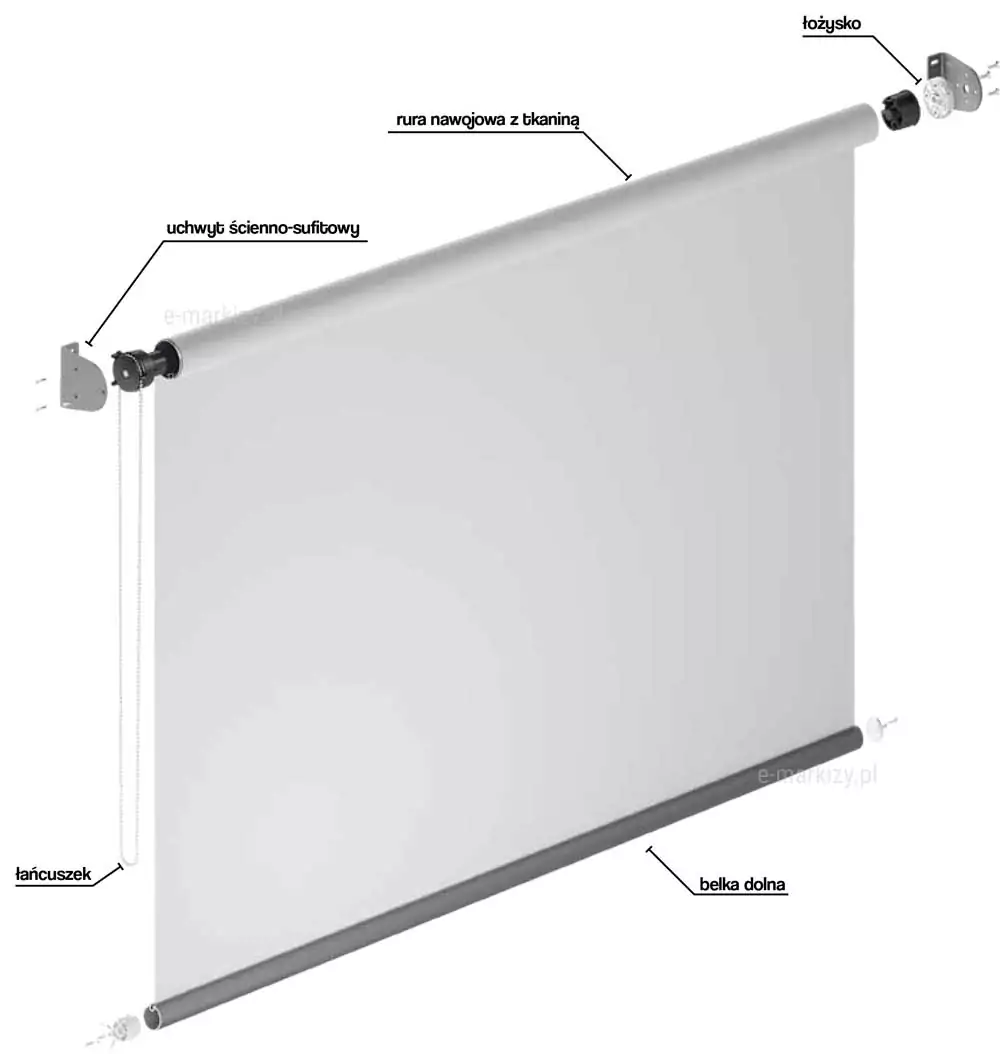 Schemat techniczny prezentujący budowę i poszczególne komponenty rolety wewnętrznej Refleksol XL-MA Aluprof sterowanej ręcznie. Na biały tle widoczny jest model 3D rozłożonej osłony wraz z opisami wskazującymi na kluczowe elementy konstrukcyjne systemu. W górnej części znajduje się rura nawojowa z jasną tkaniną, osadzona po prawej stronie na łożysku i zamocowana do podłoża za pomocą bocznych uchwytów ścienno-sufitowych. Po lewej stronie widoczny jest mechanizm sterujący z wyprowadzonym pętlowym łańcuszkiem, służącym do podnoszenia i opuszczania rolety. Dolna krawędź tkaniny została wykończona obciążającą belką dolną o okrągłym przekroju, która zapewnia odpowiednie napięcie materiału. Elementy montażowe, takie jak boczki i zaślepki, zostały przedstawione w formie rozstrzelonej, co pozwala na dokładne prześledzenie sposobu składania całego systemu.