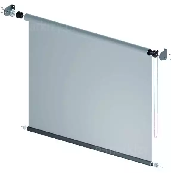 Schemat techniczny - widok rozstrzelony rozłożonej rolety materiałowej refleksol XL-MA napęd łańcuszkowy w kolorze jasnoszarym na białym tle, przedstawiający poszczególne komponenty montażowe. Widoczna jest rura nawojowa z nawiniętą tkaniną, dolna listwa obciążająca w kolorze grafitowym oraz system sterowania łańcuszkowego. Po bokach rozrysowano elementy konstrukcyjne: stalowe uchwyty mocujące, mechanizm napędowy, zaślepki rury oraz zatyczki dolnej listwy wraz z wkrętami montażowymi.