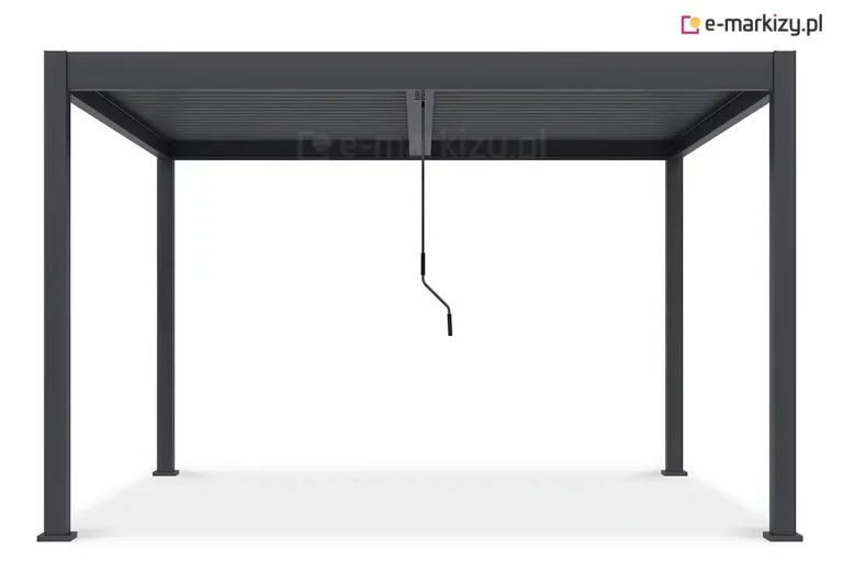 Widok od frontu na wolnostojącą pergolę bioklimatyczną Marlo Duo w kolorze antracytowym, przedstawioną na białym tle. Aluminiowa konstrukcja składa się z czterech pionowych słupów o kwadratowym przekroju oraz szerokiej ramy dachowej. Zadaszenie tworzą ruchome lamele, które na zdjęciu są całkowicie zamknięte, tworząc jednolitą i szczelną płaszczyznę. Pod środkową częścią dachu zamontowana jest pionowa korba sterująca z wyraźnym zgięciem i czarnym uchwytem, służąca do manualnej regulacji kąta nachylenia lameli. Całość prezentuje nowoczesny, techniczny design o matowym wykończeniu powierzchni.