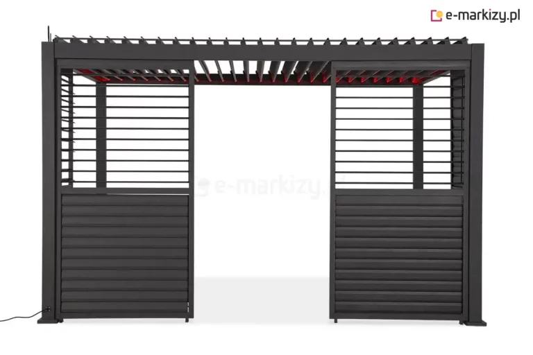Antracytowa pergola Gloria wyposażona w system przesuwnych paneli żaluzjowych z funkcją regulacji nachylenia lameli. Na zdjęciu widoczne są dwa skrzydła drzwiowe rozsunięte na boki, co tworzy szerokie przejście w centralnej części konstrukcji. Każdy panel podzielony jest na dwie sekcje: dolna część wypełniona jest lamelami w pozycji całkowicie zamkniętej, tworząc pełną osłonę, natomiast górna sekcja posiada lamele ustawione poziomo, co zapewnia prześwit i widoczność. Aluminiowa konstrukcja w ciemnym kolorze posiada widoczny dach lamelowy, który jest częściowo otwarty i podświetlony od wewnątrz czerwonym światłem LED. Całość osadzona jest na solidnych, pionowych słupach, a po lewej stronie u dołu widoczny jest przewód zasilający system oświetlenia.