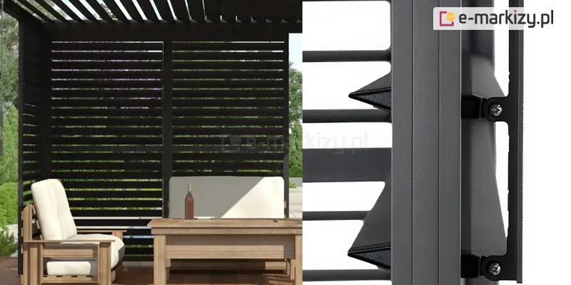 Grafika składa się z dwóch zestawionych ze sobą obrazów: wizualizacji aranżacji tarasu po lewej stronie oraz technicznego zbliżenia detalu po prawej stronie, oba utrzymane w ciemnej, antracytowej kolorystyce. Lewa część zdjęcia przedstawia wnętrze nowoczesnej pergoli z dachem lamelowym, pod którym znajduje się strefa wypoczynkowa z drewnianymi meblami. Widoczny jest fotel z jasnymi, kremowymi poduszkami oraz fragment drewnianego stołu, na którym ustawiono butelkę. Tło tej sekcji stanowią ściany boczne pergoli wykonane z poziomych, ciemnych paneli żaluzjowych, przez które przenikają smugi naturalnego światła, tworząc pasy cienia na podłodze i meblach. Za żaluzjami majaczy zielona roślinność ogrodowa. Prawa część grafiki to szczegółowe zbliżenie na mechanizm sterujący lamelami bocznymi. Przedstawia ono pionowy profil aluminiowy o matowej, ziarnistej strukturze, do którego przymocowana jest pionowa listwa łącząca. Widoczne są czarne, polimerowe uchwyty trzymające końcówki lameli, przykręcone srebrnymi śrubami. Same lamele mają ostro zakończony, klinowy przekrój i są ustawione w pozycji otwartej. Całość detalu technicznego jest wyeksponowana na czystym, białym tle, co kontrastuje z nasyconą barwą antracytowych elementów konstrukcyjnych.