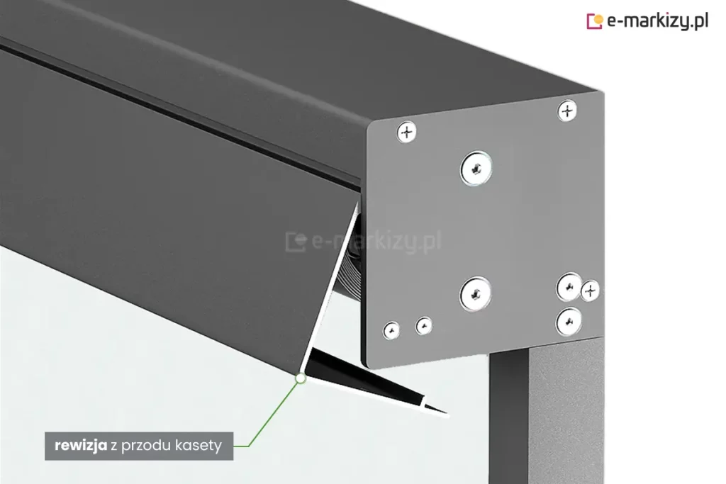 Widok boczny kasety refelskola Ziiip 95 Selt z widocznymi śrubami mocującymi prowadnicę, rurę nawojową z tkaniną oraz poszczególne elementy osłony. Z przodu kasety wysunięta blacha, która umożliwia dostęp do wnętrza rolety. Od boku zagiętej blachy poprowadzono zieloną linię do umieszczonego w szarym prostokącie tekstu "rewizja z przodu kasety", z pogrubionym słowem "rewizja".