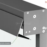 Widok boczny kasety refelskola Ziiip 95 Selt z widocznymi śrubami mocującymi prowadnicę, rurę nawojową z tkaniną oraz poszczególne elementy osłony. Z przodu kasety wysunięta blacha, która umożliwia dostęp do wnętrza rolety. Od boku zagiętej blachy poprowadzono zieloną linię do umieszczonego w szarym prostokącie tekstu "rewizja z przodu kasety", z pogrubionym słowem "rewizja".