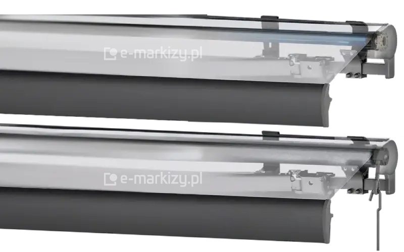 Zestawienie dwóch schematów technicznych markizy kasetowej Palladio Selt w formie przekroju rentgenowskiego, ilustrujące różnice w systemach napędowych urządzenia. Na górnym renderze przedstawiono wariant markizy z napędem elektrycznym, gdzie wewnątrz stalowej rury nawojowej osadzony jest silnik tubowy, a boczna pokrywa kasety pozostaje gładka i zamknięta. Dolny render prezentuje wersję z napędem ręcznym, wyposażoną w zewnętrzny mechanizm przekładni korbowej z charakterystycznym uchem, w które wpięty jest hak korby sterującej. Obie grafiki ukazują transparentny podgląd wnętrza aluminiowej kasety w kolorze antracytowym, eksponując precyzyjne ułożenie tkaniny, konstrukcję ramion przegubowych oraz system mocowania do kwadratowej belki nośnej o przekroju 40 na 40 milimetrów. Detale takie jak śruby rzymskie do regulacji kąta nachylenia oraz masywne uchwyty montażowe są identyczne dla obu wersji, co podkreśla uniwersalność konstrukcji modelu Palladio niezależnie od wybranego sposobu obsługi.