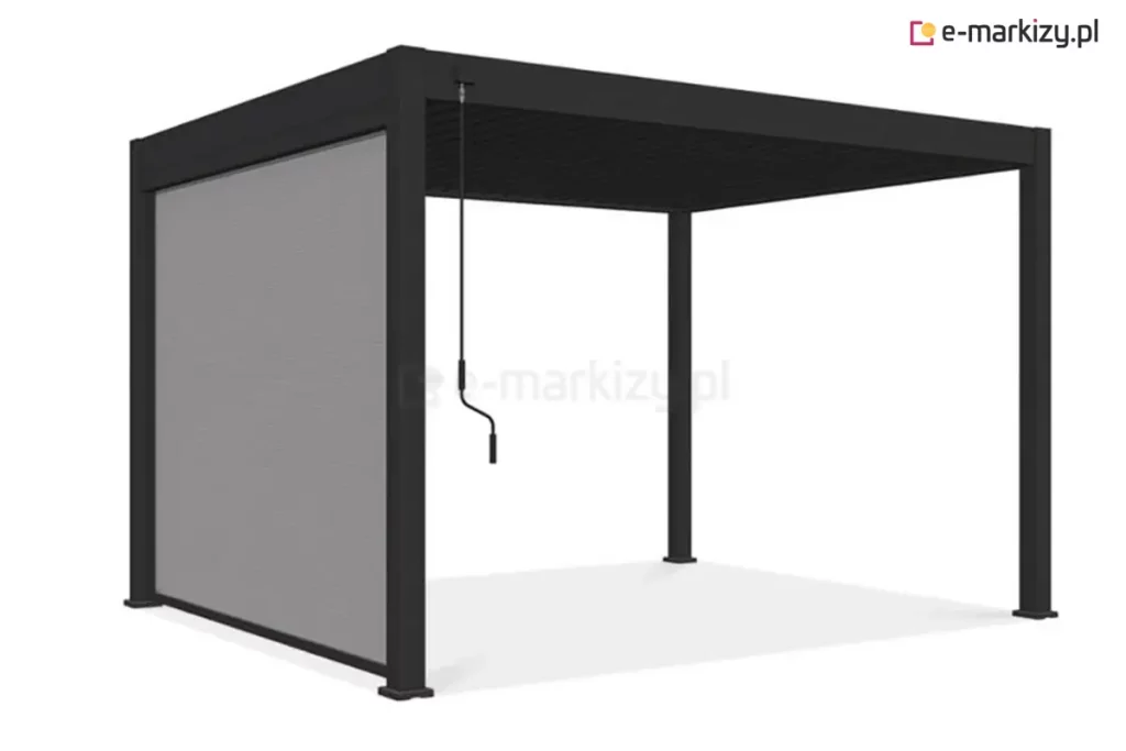 Wizualizacja nowoczesnej pergoli lamelowej Marlo w kolorze ciemnego grafitu lub antracytu, wyposażonej w funkcjonalną roletę boczną. Konstrukcja pergoli opiera się na czterech solidnych, kwadratowych słupach podtrzymujących płaski dach z ruchomymi lamelami. Na jednym z boków zamontowano pionową roletę przeciwsłoneczną w kolorze jasnoszarym, która jest częściowo rozwinięta, zakrywając około dwie trzecie wysokości prześwitu między słupami. Tkanina rolety ma drobną, siatkowatą strukturę typu screen, zapewniającą ochronę przed słońcem i wiatrem przy jednoczesnym zachowaniu częściowej przezierności. Do obsługi mechanizmu dachowego służy długa, czarna korba ręczna z profilowanym uchwytem, zwisająca z górnej belki konstrukcyjnej. Całość została zaprezentowana na jednolitym, białym tle z delikatnym cieniem rzucanym przez konstrukcję na podłoże, co podkreśla techniczne detale produktu.