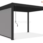 Wizualizacja nowoczesnej pergoli lamelowej Marlo w kolorze ciemnego grafitu lub antracytu, wyposażonej w funkcjonalną roletę boczną. Konstrukcja pergoli opiera się na czterech solidnych, kwadratowych słupach podtrzymujących płaski dach z ruchomymi lamelami. Na jednym z boków zamontowano pionową roletę przeciwsłoneczną w kolorze jasnoszarym, która jest częściowo rozwinięta, zakrywając około dwie trzecie wysokości prześwitu między słupami. Tkanina rolety ma drobną, siatkowatą strukturę typu screen, zapewniającą ochronę przed słońcem i wiatrem przy jednoczesnym zachowaniu częściowej przezierności. Do obsługi mechanizmu dachowego służy długa, czarna korba ręczna z profilowanym uchwytem, zwisająca z górnej belki konstrukcyjnej. Całość została zaprezentowana na jednolitym, białym tle z delikatnym cieniem rzucanym przez konstrukcję na podłoże, co podkreśla techniczne detale produktu.