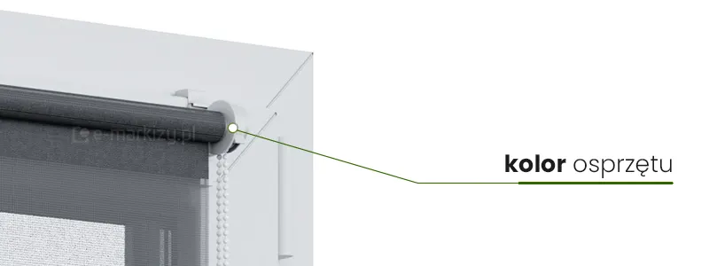 Narożnik okna o białej ramie na którego skrzydle zawieszona została bezinwazyjna roleta mini dzień noc z szarą tkaniną oraz białym mechanizmem i mocowaniem. Od elementu mocowania oznaczonego okrągłym punktorem poprowadzono w prawo zieloną linię, pogrubioną pod napisem "kolor osprzętu".