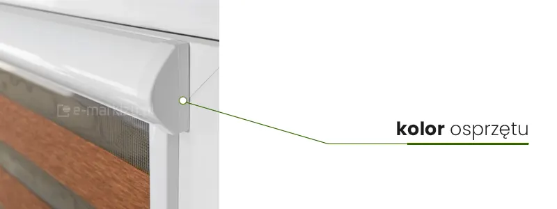 Boczek kasety aluminiowej przestrzennej z prowadnicami do rolety Lux Kombi w kolorze białym z widoczną tkaniną dzień noc w pasy przejrzyste i brązowe. Na boczku umieszczony mały okrągły znacznik, od którego poprowadzono w prawo zieloną linię, pogrubioną pod napisem "kolor osprzętu".