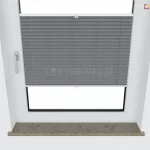 Zdjęcie przedstawia widok z góry na białe okno z zamontowaną nowoczesną osłoną przeciwsłoneczną, którą jest plisa okienna w kolorze ciemnoszarym. Materiał plisy posiada charakterystyczną strukturę harmonijki z regularnymi, poziomymi zagięciami. Osłona jest ustawiona w taki sposób, że zasłania górną i środkową część szyby, odsłaniając jedynie dolny fragment okna. Tkanina jest rozpięta między dwoma białymi profilami aluminiowymi, z których każdy posiada mały, plastikowy uchwyt do regulacji położenia. Przez całą wysokość materiału przechodzą cienkie, pionowe sznurki prowadzące, zapewniające stabilność konstrukcji. Okno osadzone jest w białej wnęce okiennej, a po lewej stronie ramy widoczna jest biała klamka. Pod oknem znajduje się kamienny parapet o matowym wykończeniu w odcieniach beżu i brązu z widocznym nakrapianym wzorem. Perspektywa z góry podkreśla sposób, w jaki plisa okienna przylega do szyby oraz jak estetycznie komponuje się z jasnym wnętrzem i strukturą parapetu.