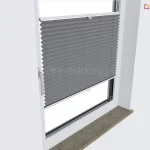 Zdjęcie wykonane z perspektywy bocznej, pod kątem, prezentujące białe okno z PCV z zamontowaną szarą plisą okienną. Plisa okienna jest ustawiona w pozycji środkowej, zasłaniając centralną część szyby, podczas gdy górny i dolny fragment okna pozostają odsłonięte. Materiał osłony ma głęboki, grafitowy odcień i regularną strukturę poziomych zakładek tworzących efekt harmonijki. Tkanina jest rozpięta na białych, aluminiowych profilach ruchomych, które przesuwają się wzdłuż bocznych listew przyoszybowych dzięki systemowi cienkich, białych sznurków prowadzących widocznych na powierzchni materiału. Na obu profilach sterujących zamontowane są centralne uchwyty z tworzywa sztucznego. Okno posiada klasyczną białą klamkę po lewej stronie ramy. W dolnej części kadru widoczny jest fragment kamiennego parapetu o matowej, ziarnistej strukturze w kolorze beżowo-szarym. Całość kompozycji na tle czystej, białej ściany podkreśla nowoczesny design i funkcjonalność plisy okiennej, pozwalającej na precyzyjne zarządzanie dopływem światła przy zachowaniu estetycznego wyglądu wnęki okiennej.