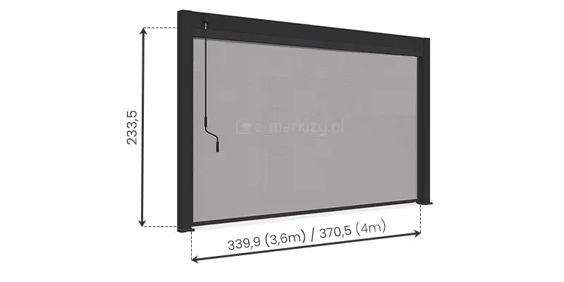 Rysunek techniczny przedstawia system osłony przeciwsłonecznej w formie rolety typu screen, dedykowanej do pergoli lamelowej Marlo Duo, zamontowanej w czarnej ramie konstrukcyjnej. Wizualizacja ukazuje widok perspektywiczny produktu w ciemnej, antracytowej kolorystyce, gdzie półprzezroczysta tkanina osłonowa wypełnia przestrzeń między dwoma pionowymi słupami a górną kasetą. Po lewej stronie, przy górnej krawędzi, widoczna jest czarna korba służąca do manualnego rozwijania i zwijania przesłony. Całość konstrukcji została precyzyjnie zwymiarowana za pomocą czarnych linii pomocniczych z grotami strzałek. Wysokość systemu wynosi 233,5 centymetra, co zaznaczono pionowym wymiarem po lewej stronie grafiki. Szerokość całkowita jest podana dla dwóch wariantów modułowych: 339,9 centymetra (dla modułu 3,6 m) oraz 370,5 centymetra (dla modułu 4 m). Wymiary szerokości umieszczono na dole schematu, rozdzielając je ukośnikiem. Wszystkie wartości liczbowe podane są w centymetrach, a odpowiadające im standardowe szerokości modułów w metrach zapisano w nawiasach. Tło grafiki jest jednolite i białe, co podkreśla techniczny charakter prezentacji produktu.