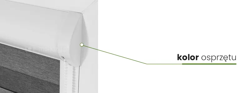 Biała kasetka rolety LUX z tkaniną noc i dzień w szare pasy oznaczona została okrągłym punktorem, od którego w prawo prowadzi cienka zielona linia, pogrubiona pod napisem "kolor osprzętu".