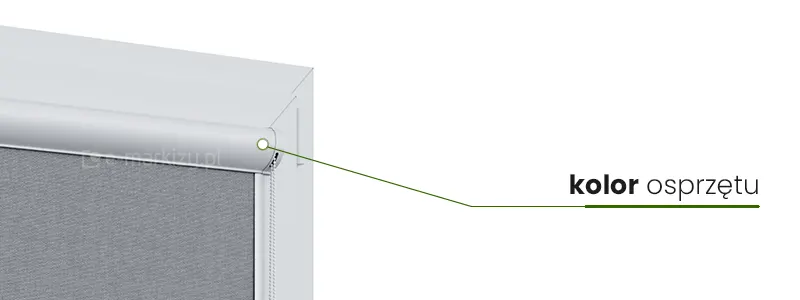 Narożnik okna o białej ramie, na której skrzydle okiennym zamocowana została roleta w kasecie z prowadnicami płaskimi system Lux w kolorze białym z szarą tkaniną. Od boku kasety poprowadzona zielona linia, pogrubiona pod napisem "kolor osprzętu".
