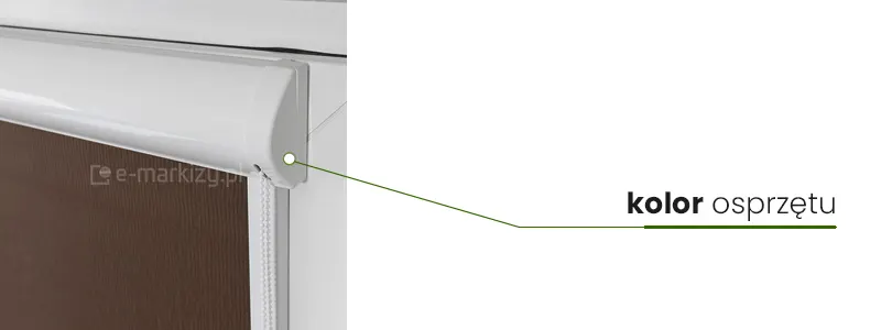 Roleta w kasecie z prowadnicami przestrzennymi w kolorze białym, z białą prowadnicą oraz brązową tkaniną. Od boczku kasetki poprowadzono w prawo zieloną linię, pogrubioną pod napisem "kolor osprzętu".