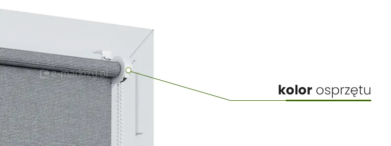 Roletka mini zawieszona na skrzydle okna o białej ramie z szarą tkaniną roletową przesłaniającą szybę. Po prawej stronie umieszczony nad linią napis "kolor osprzętu". Linia pogrubiona pod napisem i wiodąca w lewo do uchwytu roletki, na którym umieszczono znacznik.