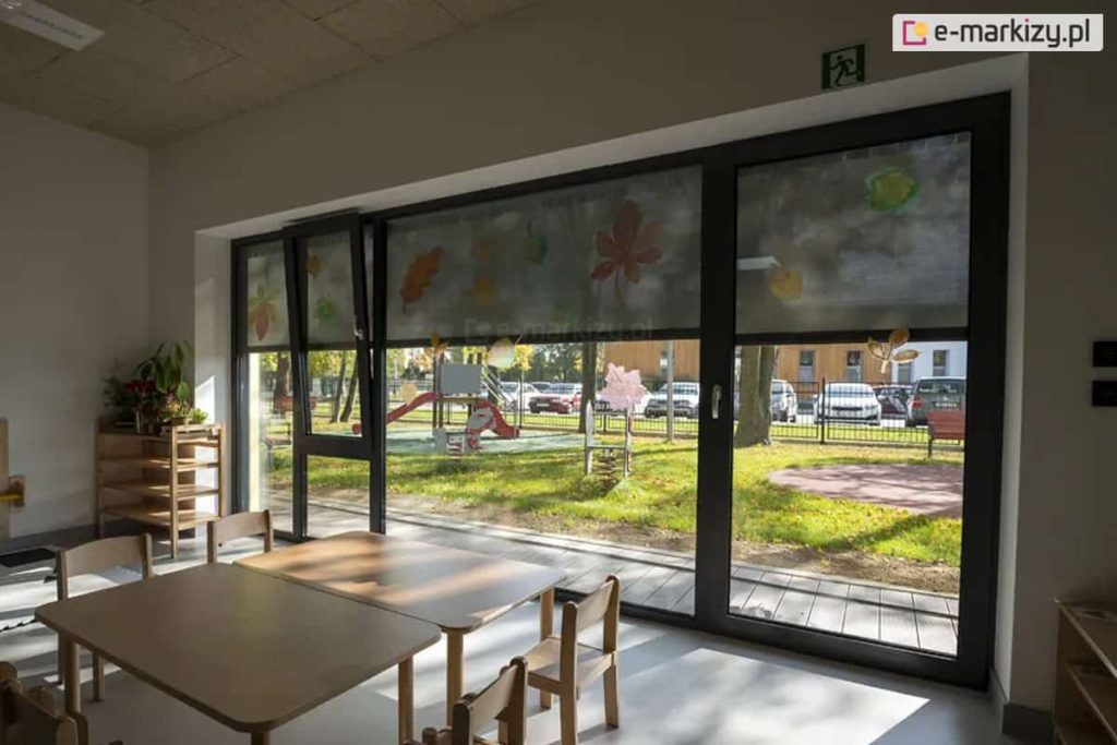 Refleksol zamontowany na zewnątrz sterowany jest bezprzewodowo