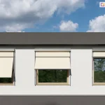 Zdjęcie prezentuje wizualizację trzech okien w białej elewacji budynku, przedstawiającą różne funkcjonalności i stopnie otwarcia systemu markizorolety 120 Aluprof. Na oknie po lewej stronie jasnokremowa tkanina jest mocno wysunięta, a jej dolna część została wyraźnie odchylona pod kątem na zewnątrz dzięki ruchomym ramionom bocznym. Środkowe okno pokazuje osłonę rozwiniętą do połowy wysokości przeszklenia, również z funkcją odchylenia, co tworzy daszek chroniący przed słońcem przy zachowaniu widoku na zewnątrz. Okno po prawej stronie ukazuje system z całkowicie zwiniętą tkaniną, eksponując drewnianą ramę okienną oraz widok na zielone drzewa. Konstrukcja posiada szare kasety górne i prowadnice, które są zamontowane nad wnękami okiennymi. Nad linią okien oraz u dołu ściany znajdują się szerokie pasy elewacji w kolorze ciemnoszarym, a tło stanowi błękitne niebo z białymi chmurami.
