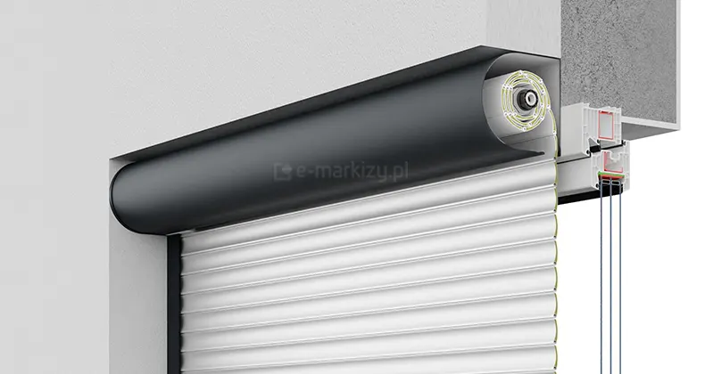 Przekrój zewnętrznej rolety natynkowej w półokrągłej skrzyni SKP zintegrowanej z moskitierą. System dostępny jest w wersji z napędem ręcznym lub elektrycznym. Widoczna zwijana siatka przeciw owadom oraz aluminiowy pancerz rolety. Roleta montowana jest natynkowo na elewacji budynku, a półokrągła kaseta pełni funkcję estetycznego wykończenia i osłony mechanizmu.