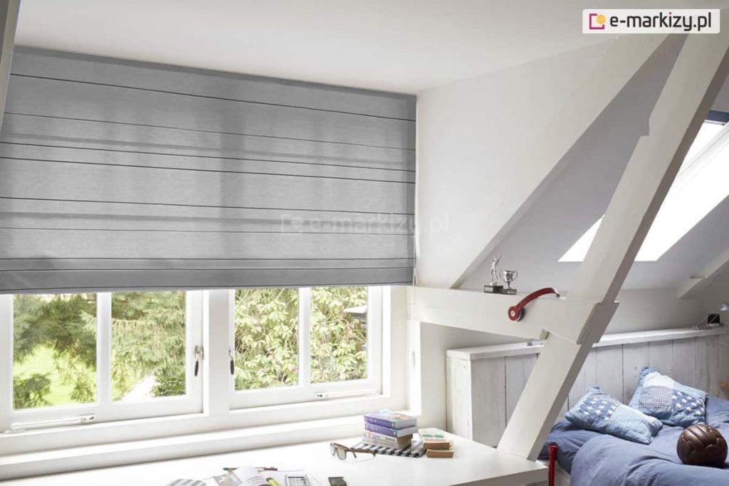 Rolety rzymskie do biura lub domowej pracowni z półprzezierną szarą tkaniną osłaniającą przed nadmiernym nasłonecznieniem, ale nie ograniczającą światła