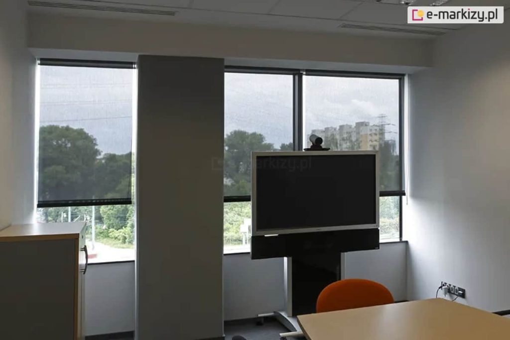 Sala z projektorem zacieniania dzięki refleksolom wewnętrznym