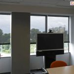 Sala z projektorem zacieniania dzięki refleksolom wewnętrznym