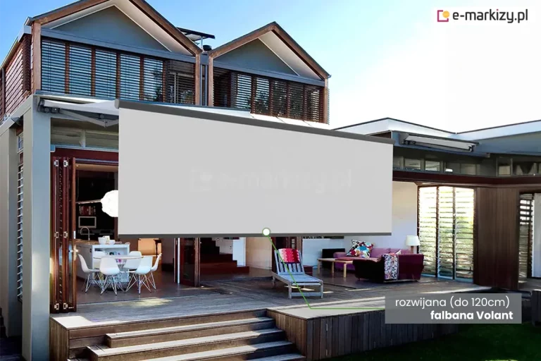 Piętrowy domek przy plaży, którego okna przesłaniają żaluzje fasadowe. Niewielki taras, dzięki składanej ścianie zewnętrznej łączy się z wnętrzem domku. Pod zawieszoną na tarasie markizą Jamaica Selt z długą rozwijaną falbaną widoczny jest ustawiony w głębi biały okrągły stół z krzesłami, leżak drewniany oraz kanapa z lampką o stojący przed nią stolik. Szara tkanina falbany volant oznaczona została pośrodku białym okrągłym znacznikiem, od którego poprowadzono zieloną kreskę do umieszczonego na szarym tle w prawym dolnym rogu napisu "rozwijana (do 120cm) falbana Volant".