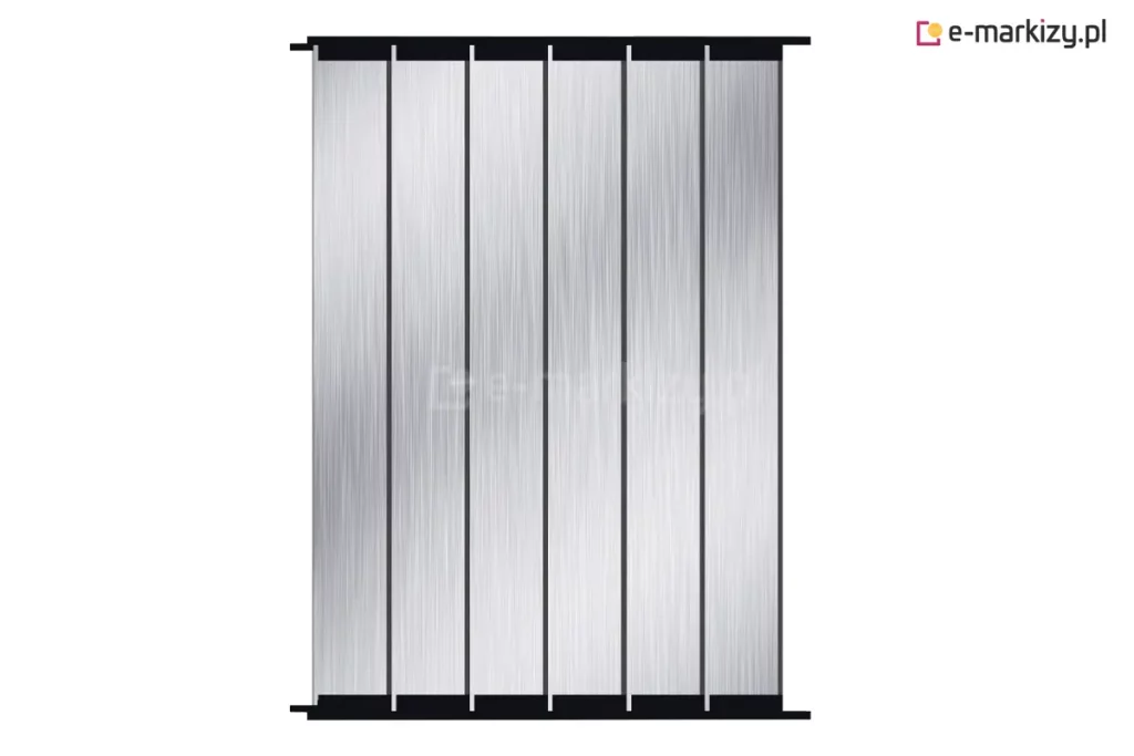 Ruchome lamele aluminiowe system Shutters z panelami ustawionymi pionowo. Srebrne lamele sterowane są za pomocą systemu w kolorze czarnym.