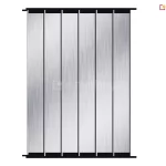 Ruchome lamele aluminiowe system Shutters z panelami ustawionymi pionowo. Srebrne lamele sterowane są za pomocą systemu w kolorze czarnym.