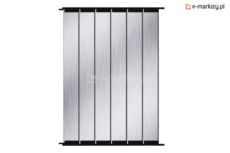 Ruchome lamele aluminiowe system Shutters z panelami ustawionymi pionowo. Srebrne lamele sterowane są za pomocą systemu w kolorze czarnym.